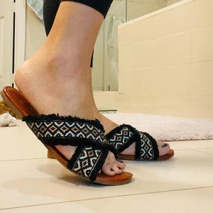 Universal Black Thread Aztek Textured Slides Sz 10